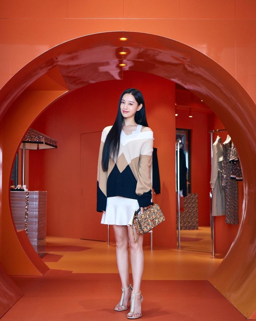 很快的也成為了品牌關注的對象。