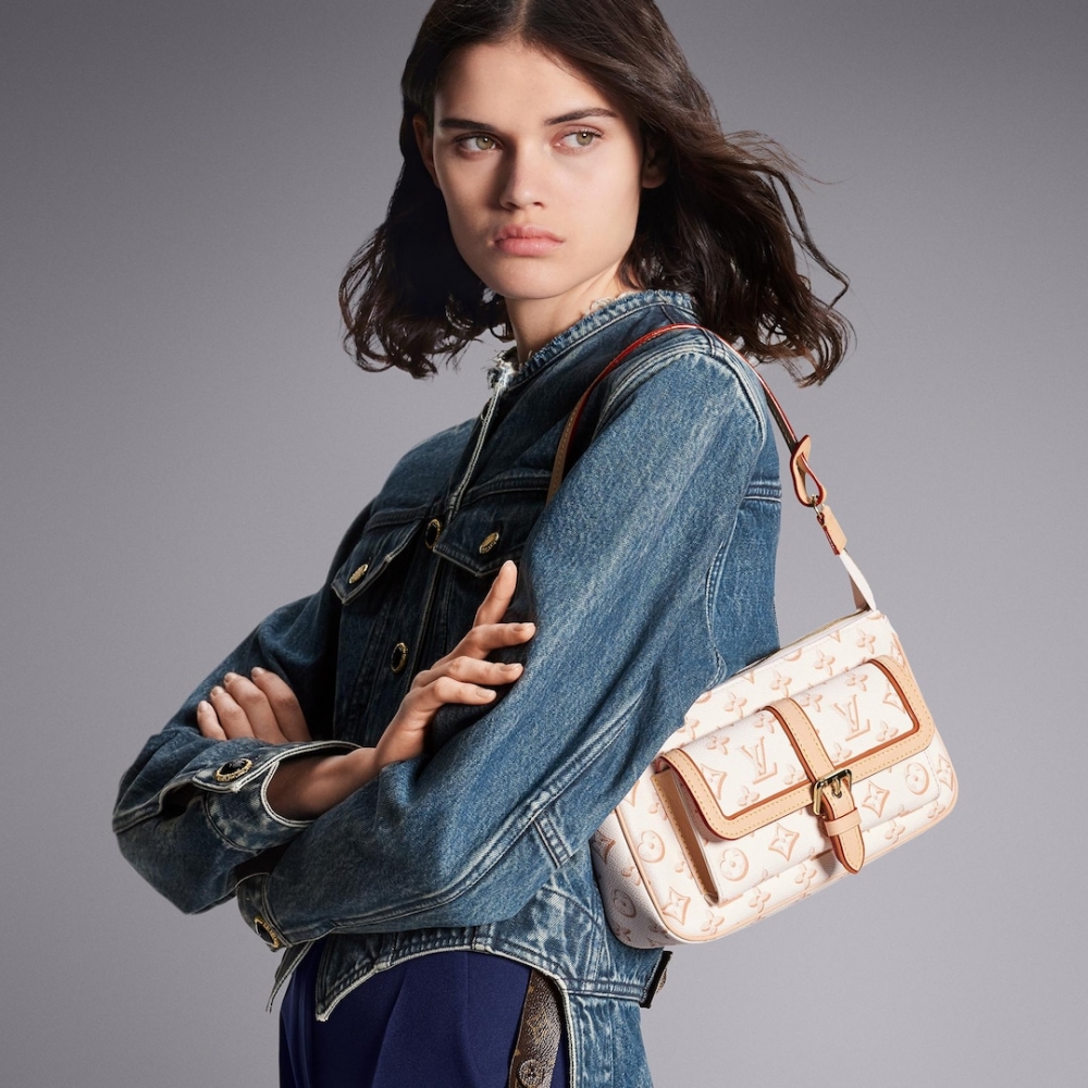 將經典手袋的正面添加一個外袋。