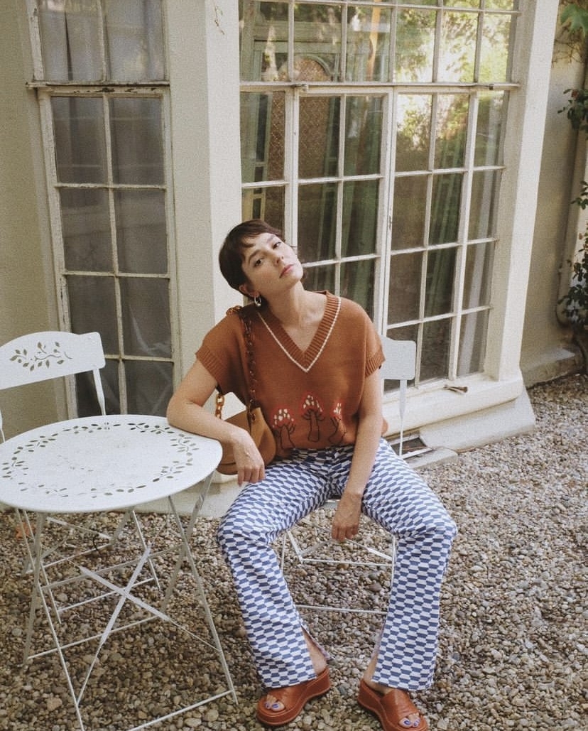 針織背心及復古長褲搭配厚底涼鞋。