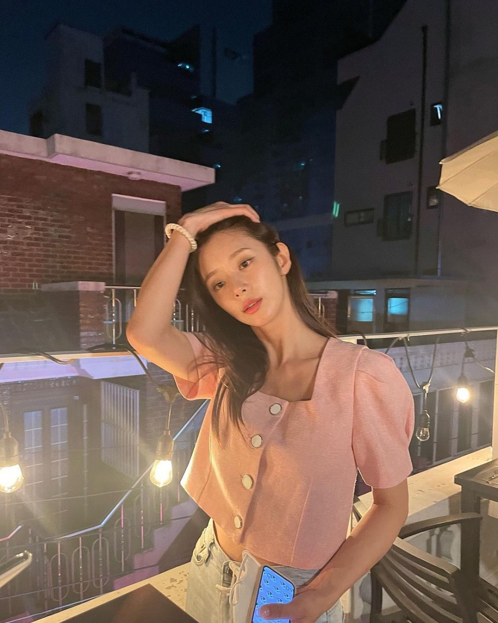 她最新的一張照片換上冰淇淋色的上衣,溫柔又甜美。