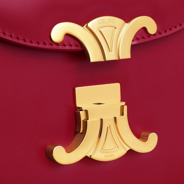 胭脂紅搭配金屬凱旋門。