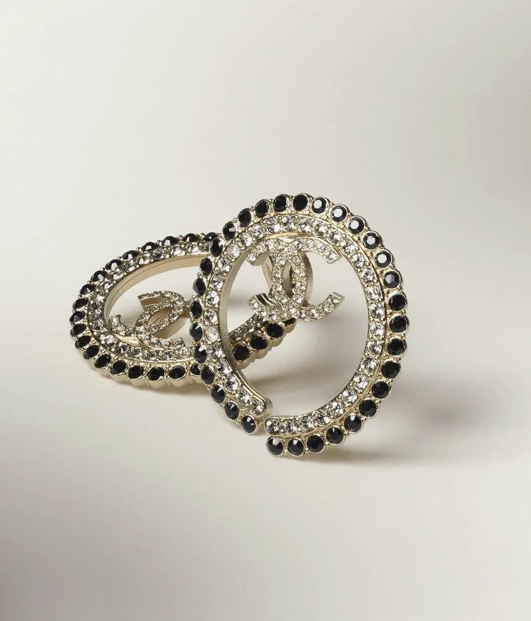 採用閃閃發亮的鑽石製成。