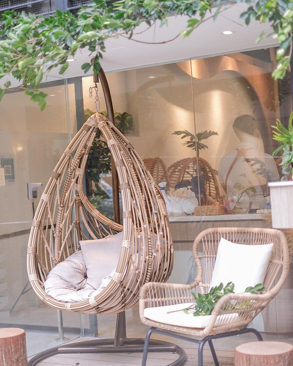 門口加入藤製搖籃椅。