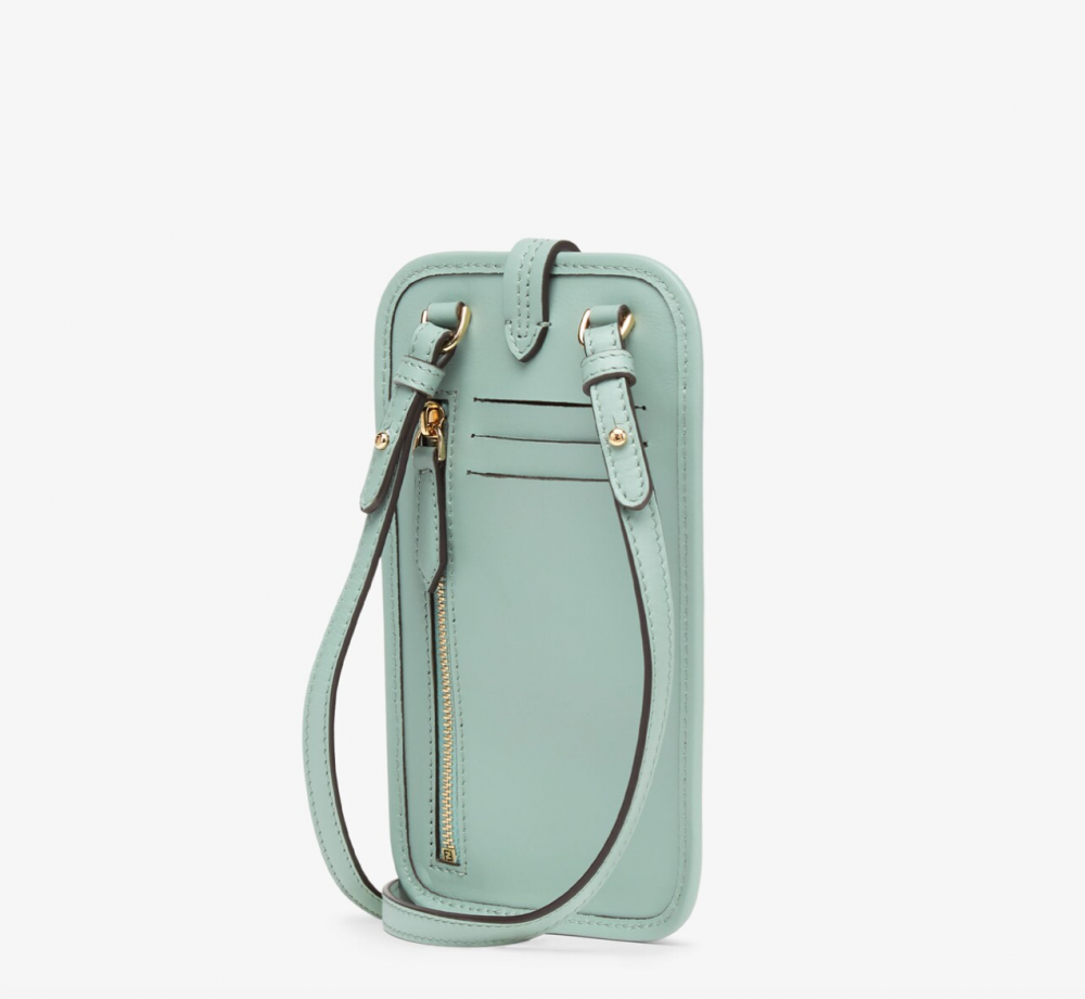 在袋身的設計上也具有許多收納的空間。