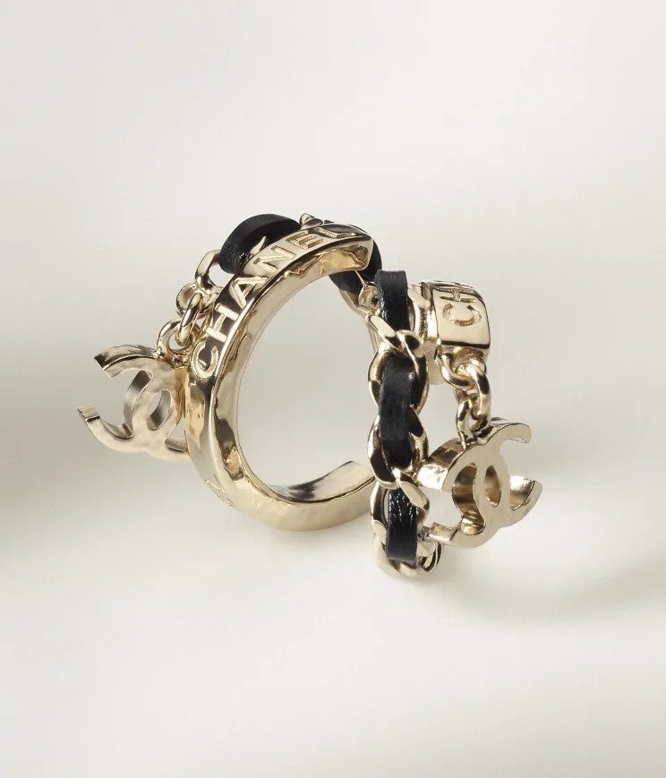 CHANEL Earrings：金屬圈形輪廓。