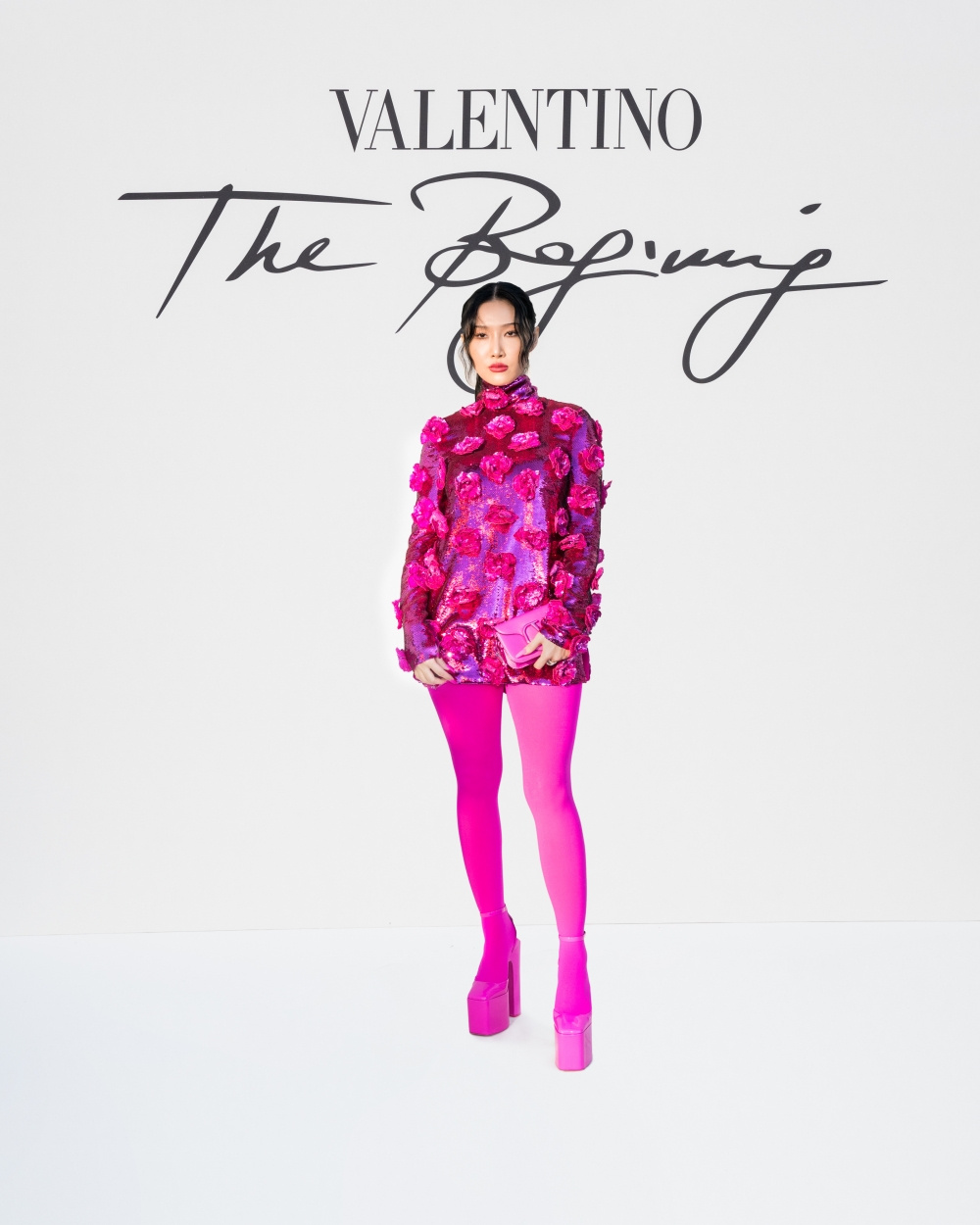 Mamamoo 華莎也身穿Valentino Pink PP系列登場。