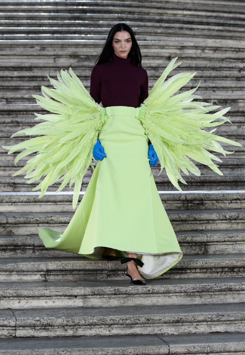 並以不同的形式呈現了此次的服裝。