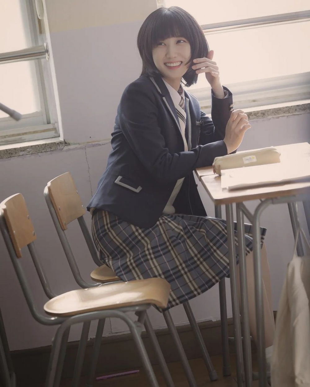 在劇中飾演律師的她,在現實中也是一位名校出生的學生。