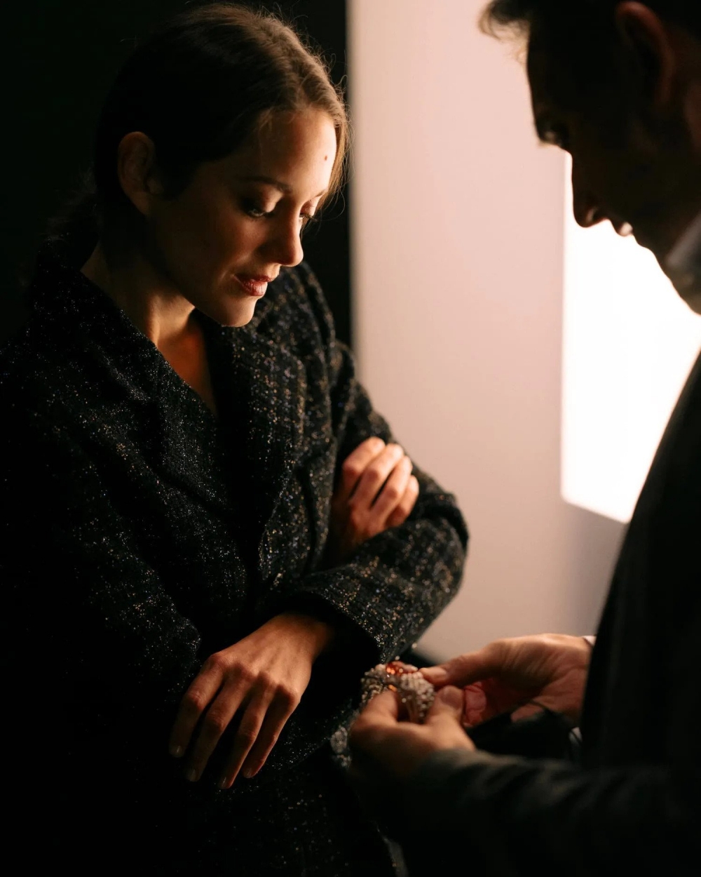 Marion Cotillard難以抗拒的堅定優雅,是由內而外散發出來。