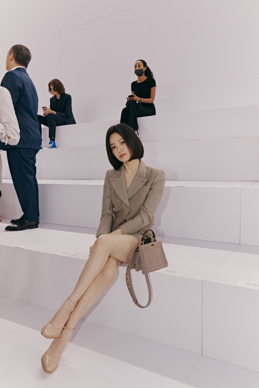 這套高雅霸氣的服裝,讓她格外迷人。