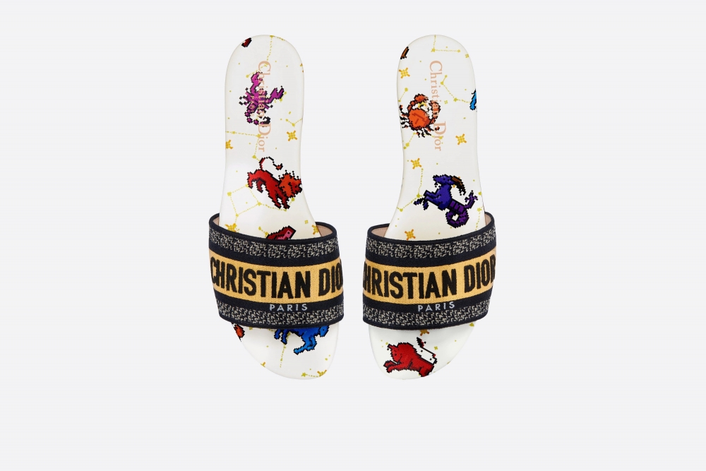 鞋面飾有刺繡CHRISTIAN DIOR PARIS標誌。