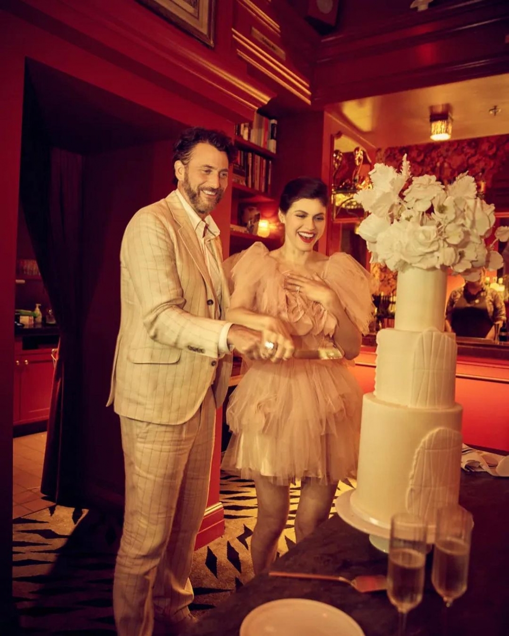 她還有換上另一套夢幻的禮服登場。