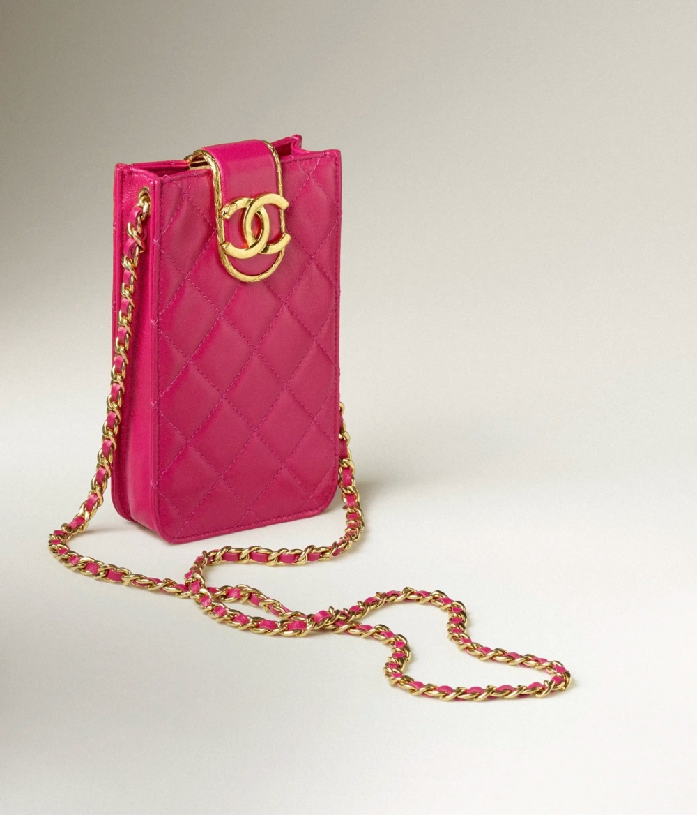 這款桃紅色的手機袋也是新季亮點。