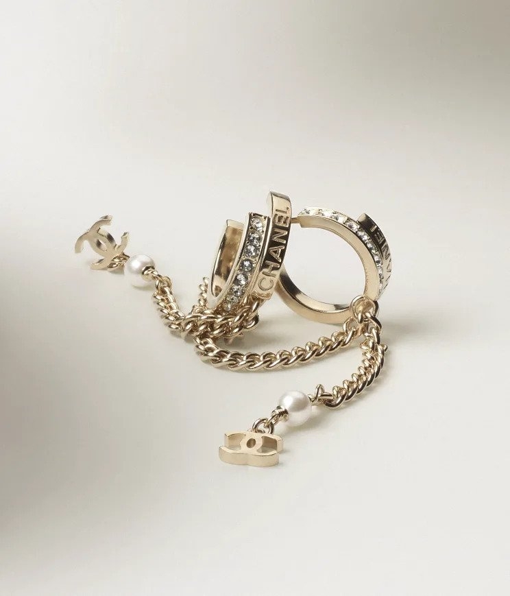 CHANEL Earrings：金屬吊墜。