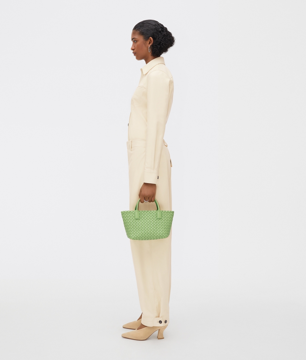 模特兒詮釋Bottega Veneta Mini Cabat開心果綠色款式。