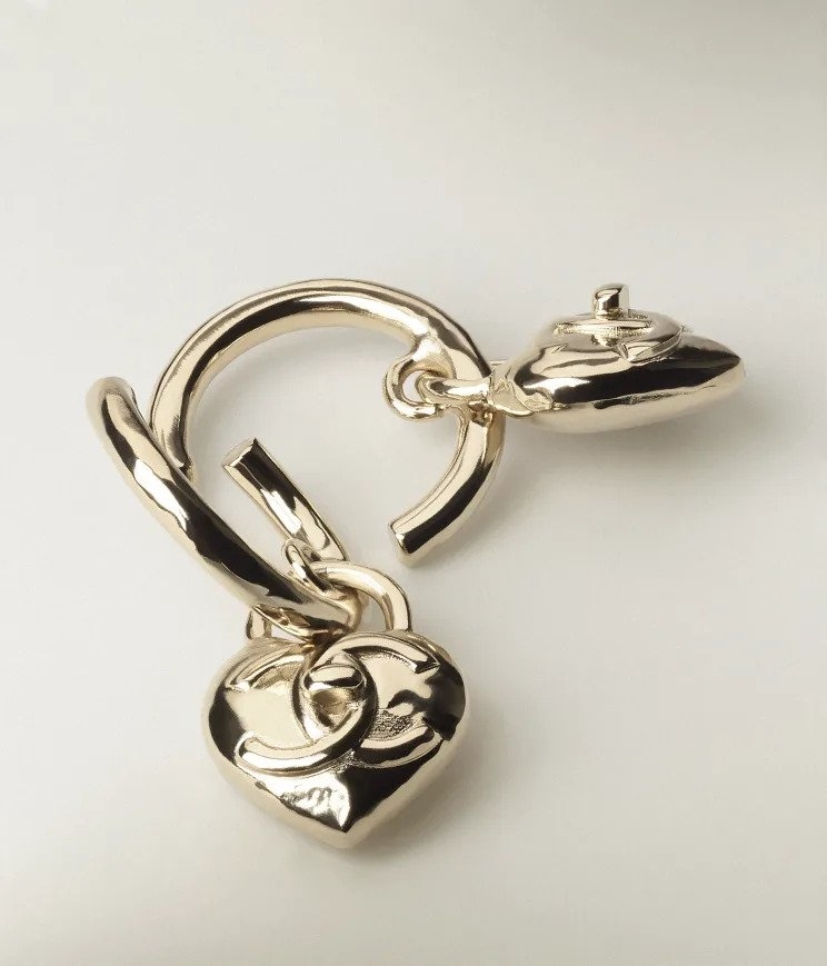 僅以金屬打造而成的愛心耳環。