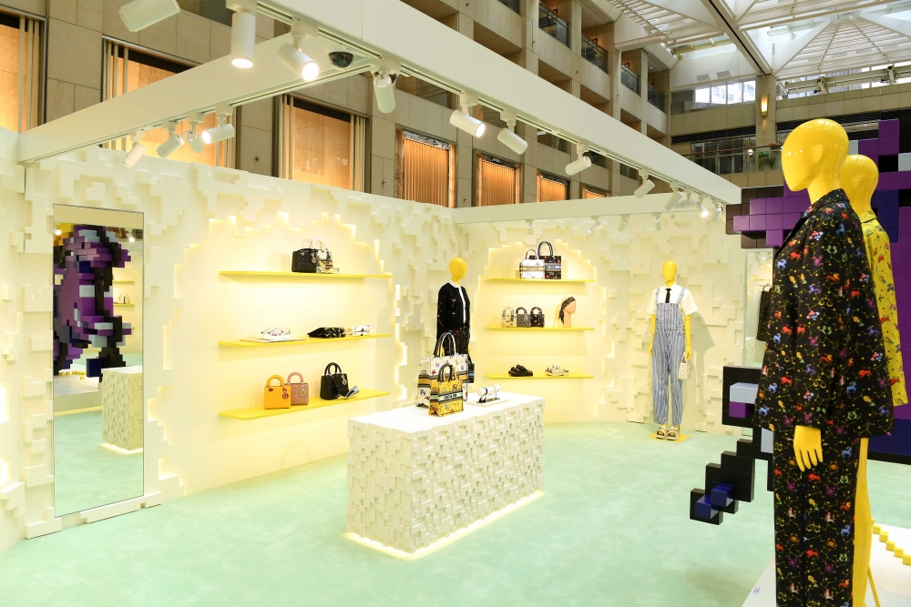 Lucky Dior期間限定店展示時裝、手袋、配件。