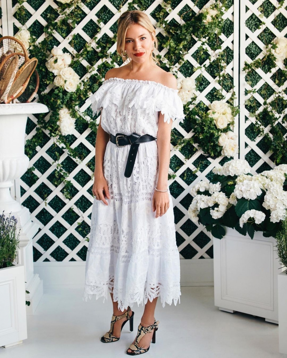 Sienna Miller選擇Polo Ralph Lauren白色的鉤針連衣裙。