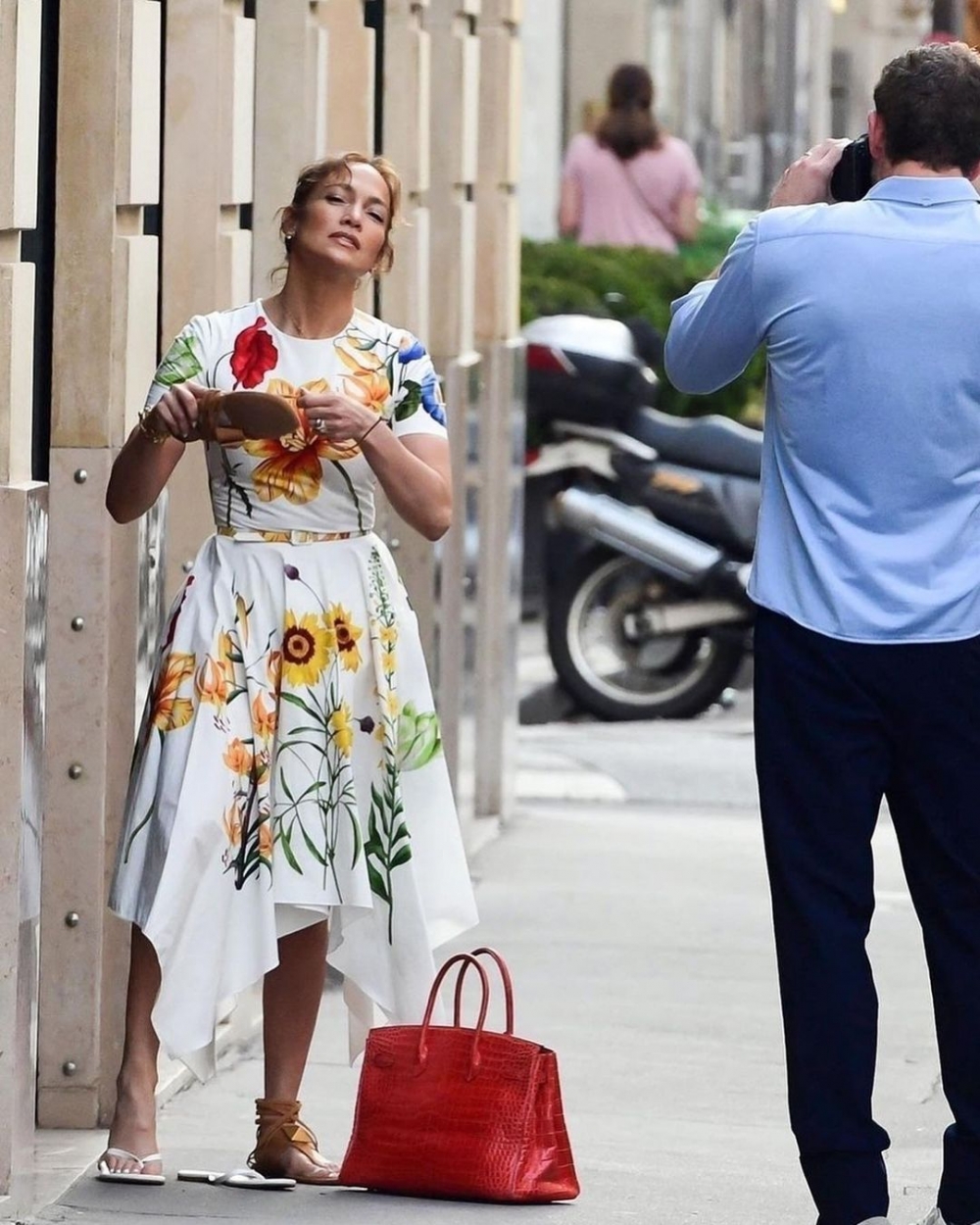 在這次的旅行中，她換上了許多套的洋裝。