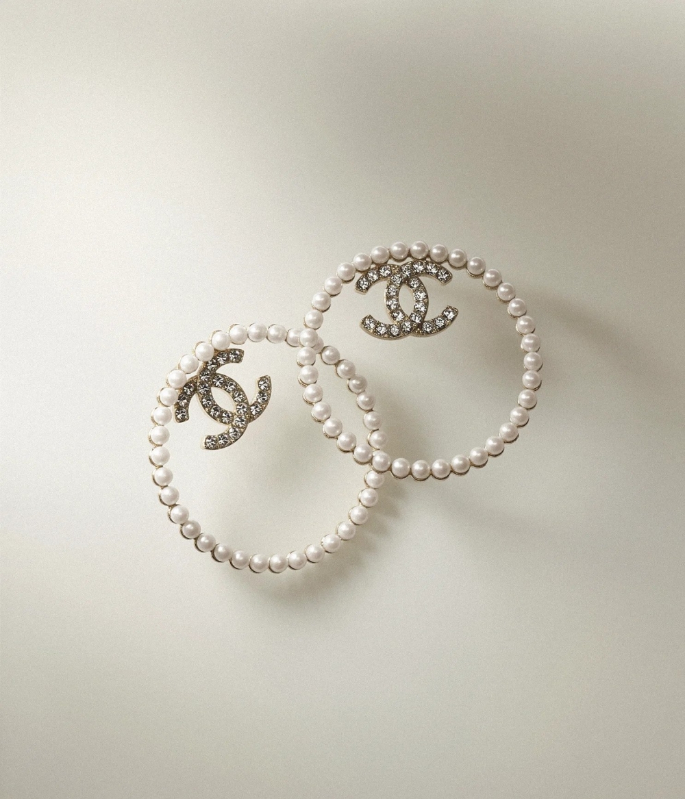 CHANEL Earrings：大圈形鑲上珍珠。