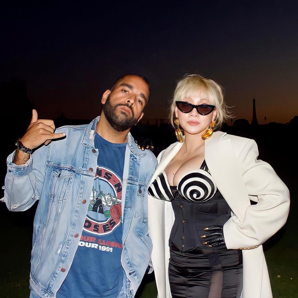 在品牌的晚宴上她也換了另一套服裝。