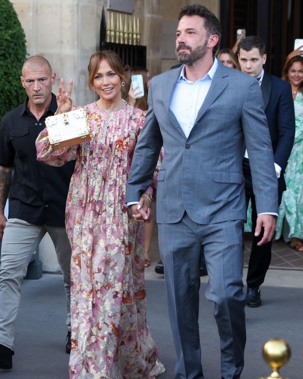 讓這次的旅行也成為另類的時裝秀。