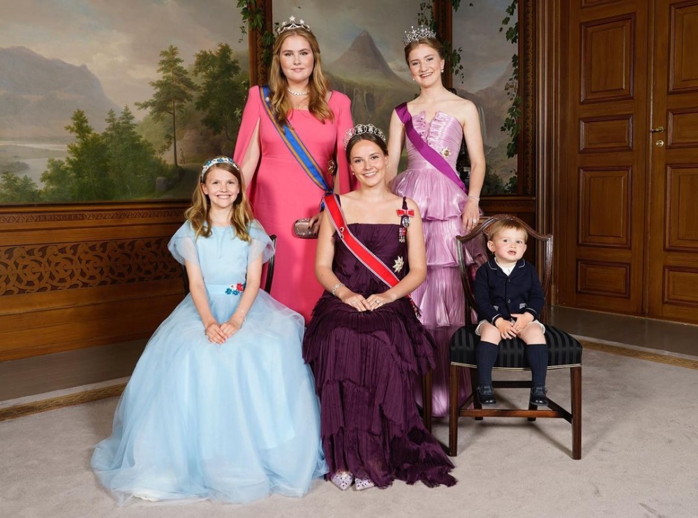 在生日的慶典上，她與4位歐洲未來的女王合影。