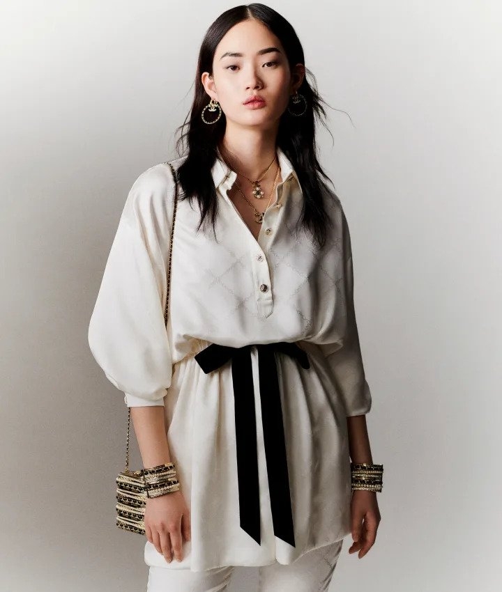 模特兒演繹CHANEL 2022/23秋冬前導系列耳環。