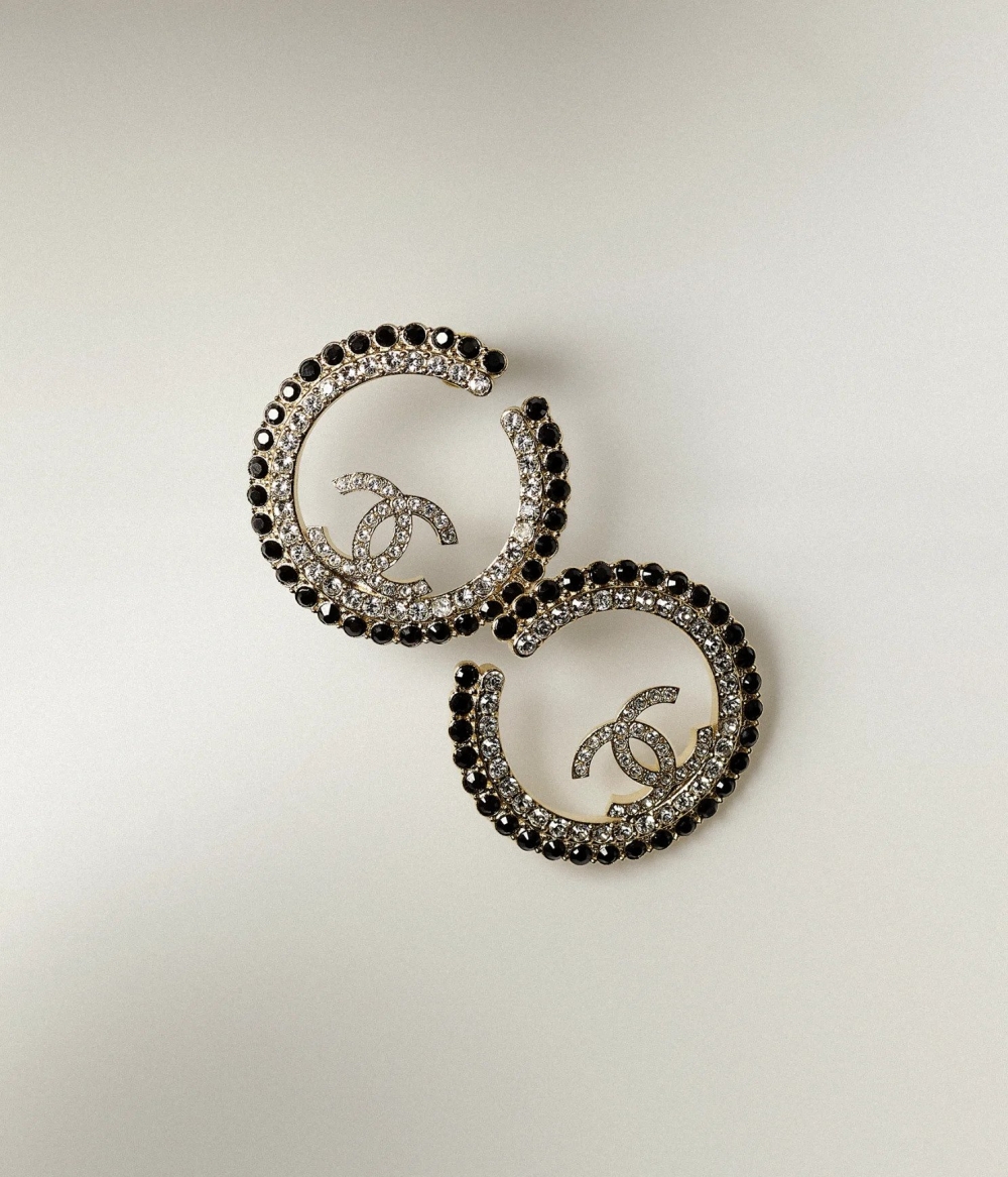CHANEL Earrings：閃閃發亮的鑽石。