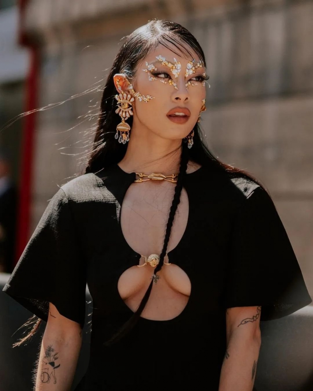 搭配上搶眼的眼妝,詮釋出超現實的風格。