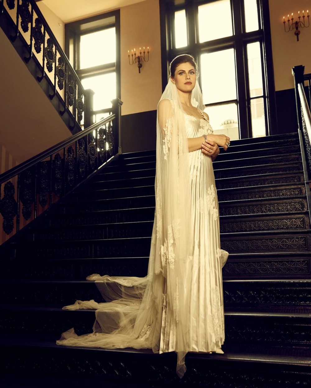 她身上的這套典雅的禮服襯托出她的氣質。