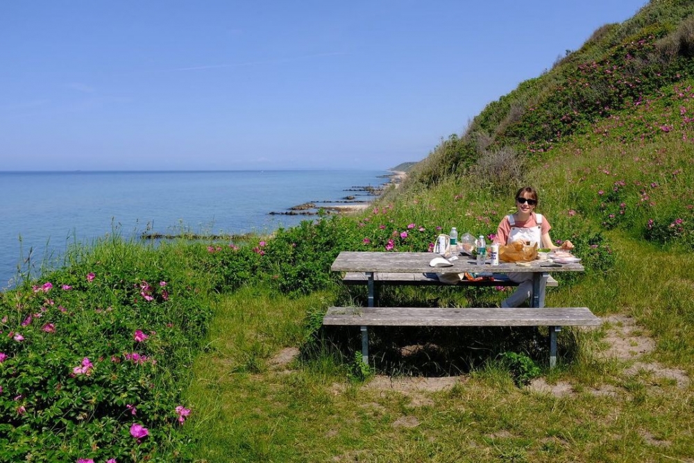 這套悠閒的褲裝造型中，她搭配了CELINE的太陽眼鏡。