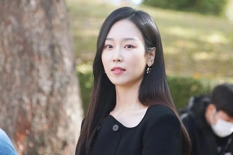 徐玄振溫柔清新的氣質脫穎而出。