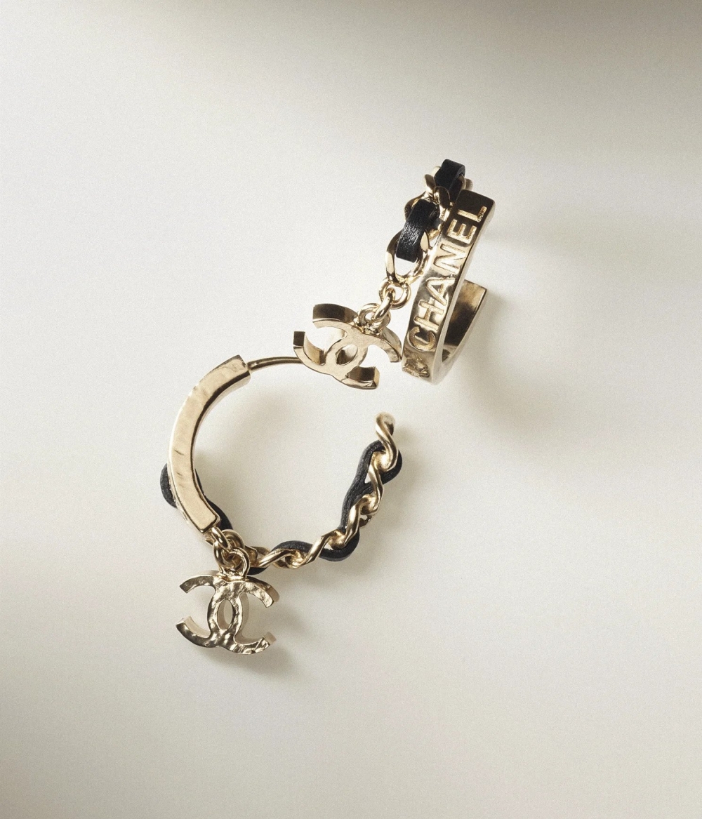 圈形輪廓雕刻上精美的Logo徽標。