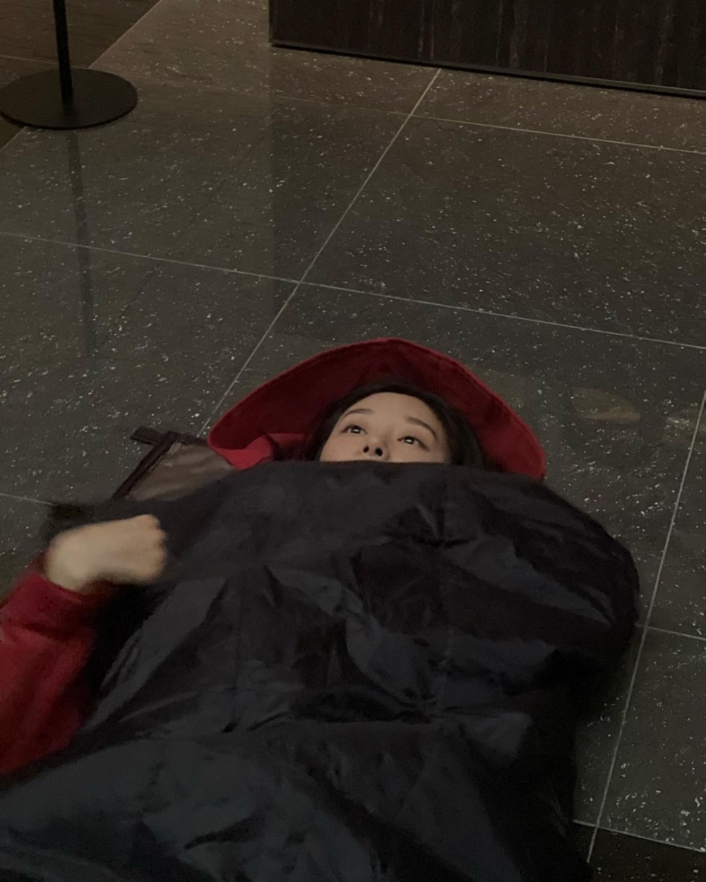 在劇中飾演人質的角色,與劫匪展生情愫。