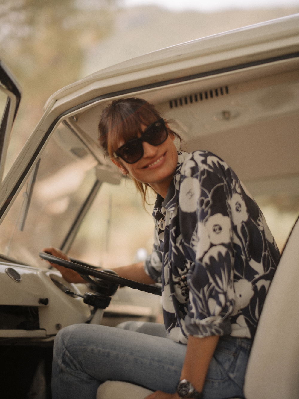 為我們詮釋夏日度假的完美穿搭。