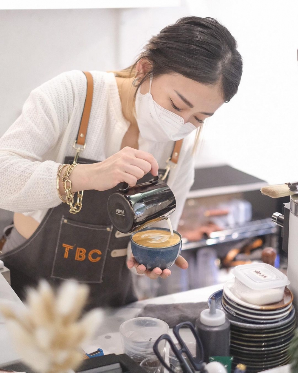店員咖啡師正在製作咖啡。