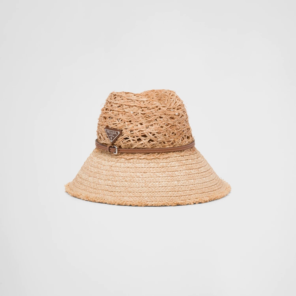 這款有著寬帽緣的Prada Raffia and Straw Hat，在設計中相當時髦。
