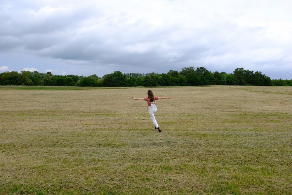 夏日裡一條百搭的吊帶褲，既可愛又時髦。
