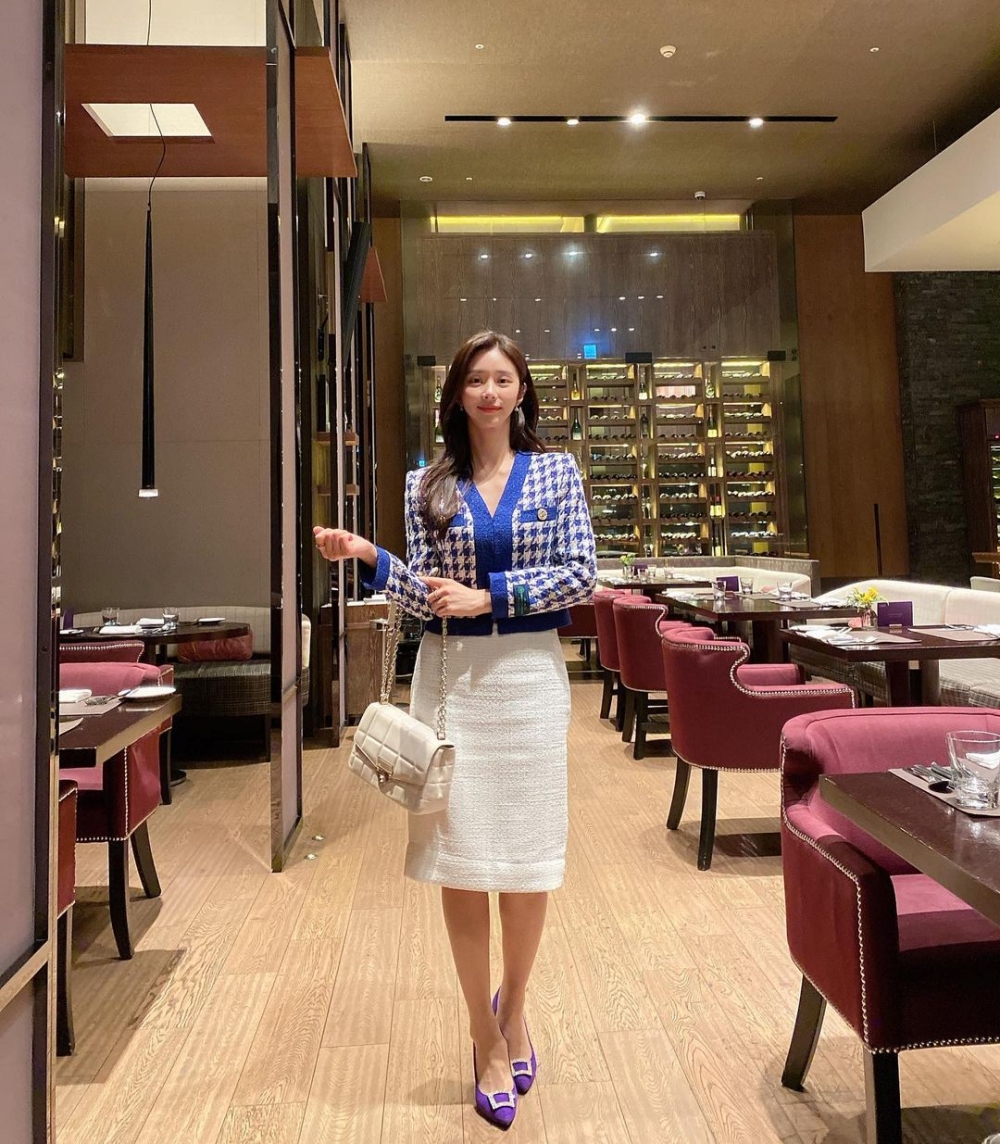 在劇中飾演大小姐的她,換上多套高雅穿搭。