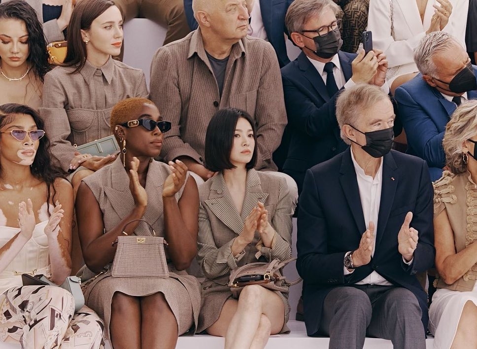 在眾多嘉賓之中,也依舊氣質出眾。