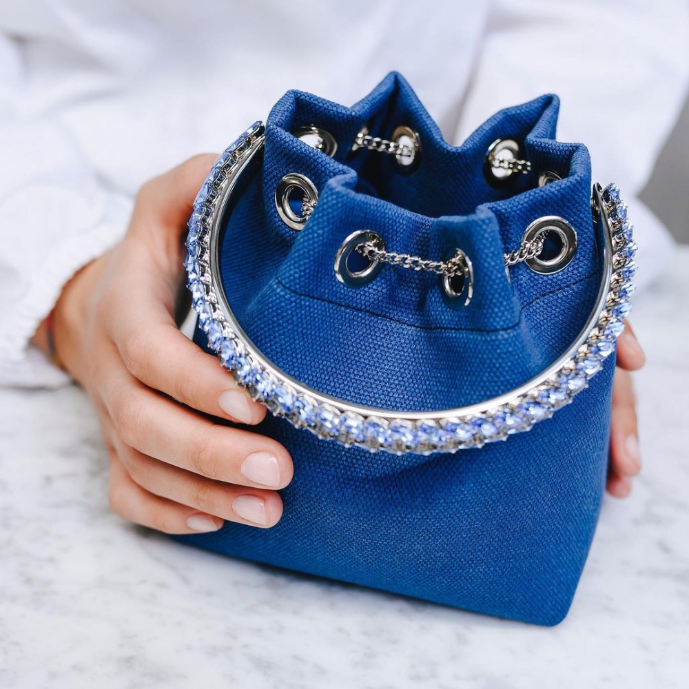 Jimmy Choo×BUAISOU傳統藍染技術。