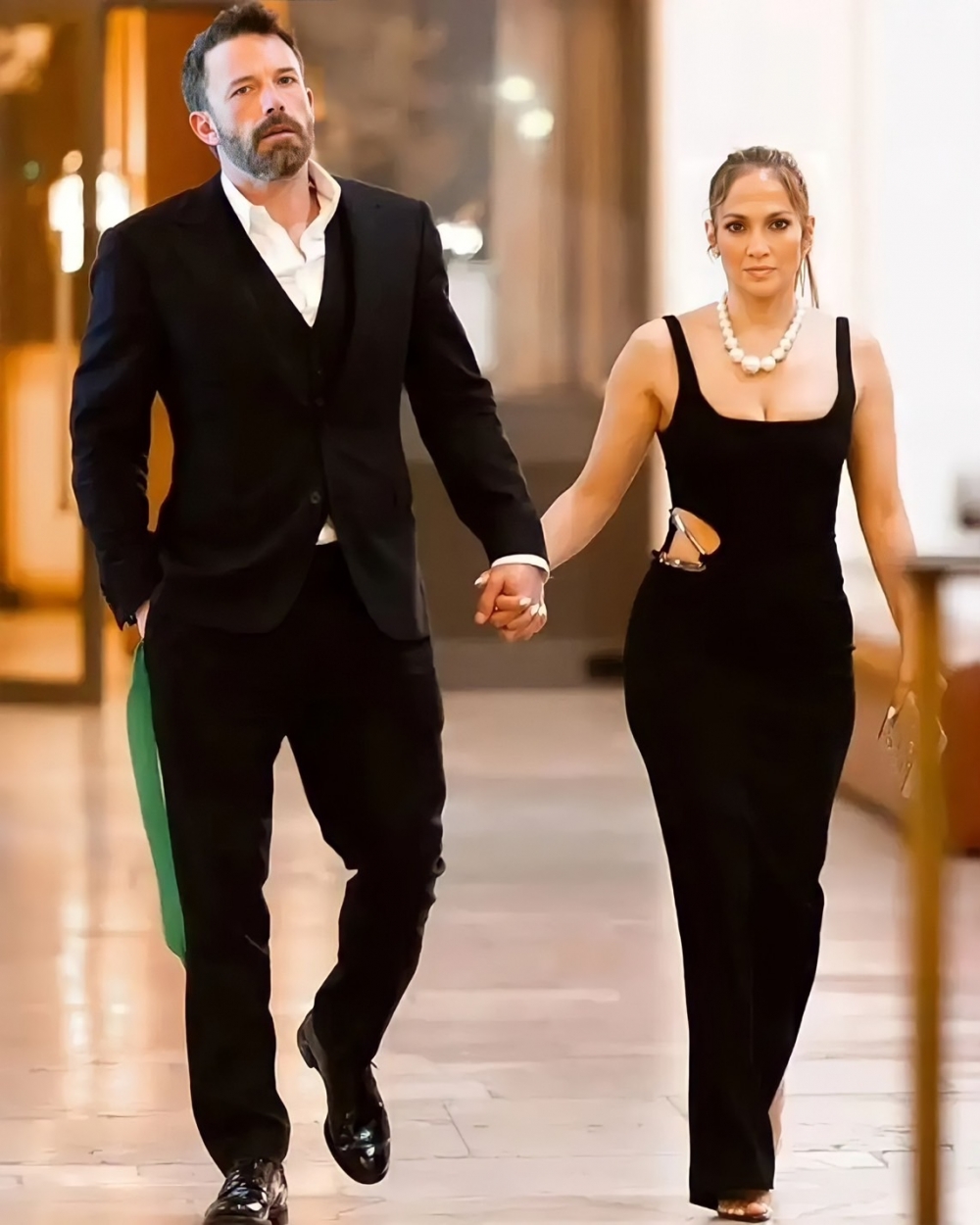 還有這一件性感的貼身洋裝都有成為討論焦點。