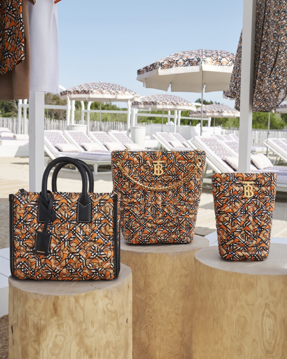 展售TB Summer Monogram系列的單品,包括服裝、配件、手袋等。