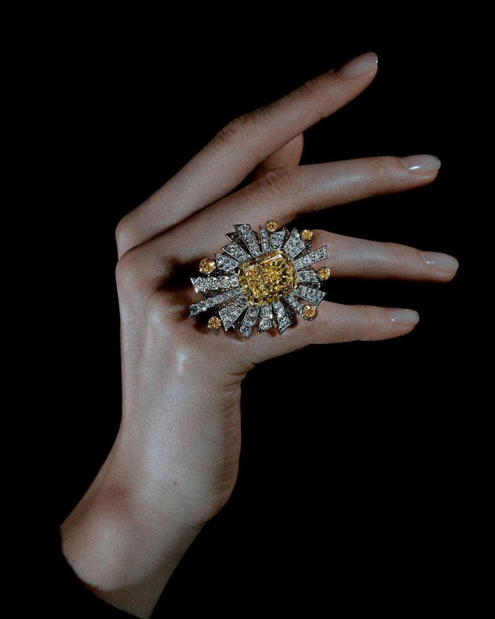 重現1932年的本質精神,透過包含彗星、月亮與太陽等三大符碼。