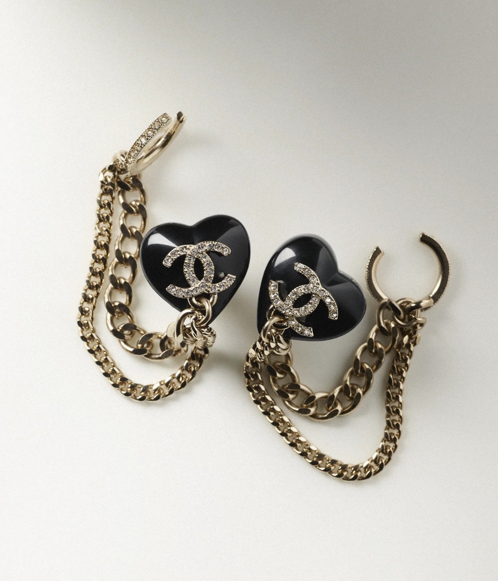 CHANEL Earrings：黑色調愛心的吊墜款。