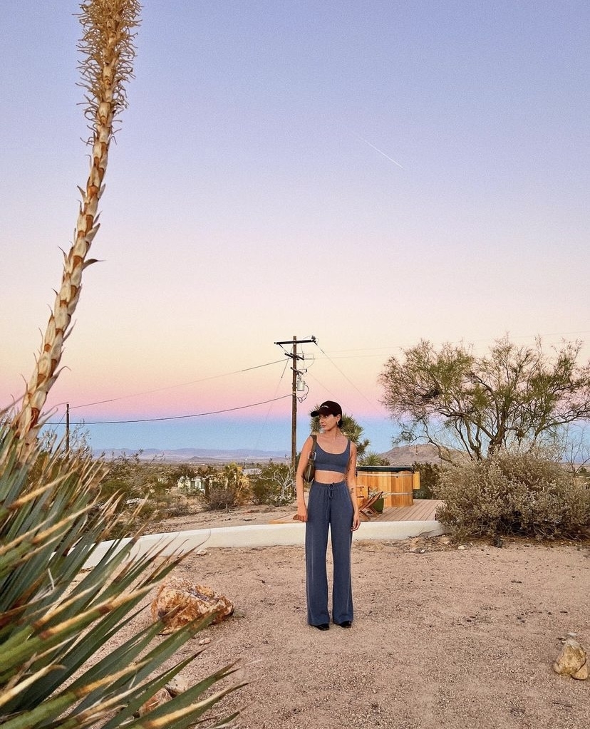 迷人的腰部露出把視覺比例拉長。