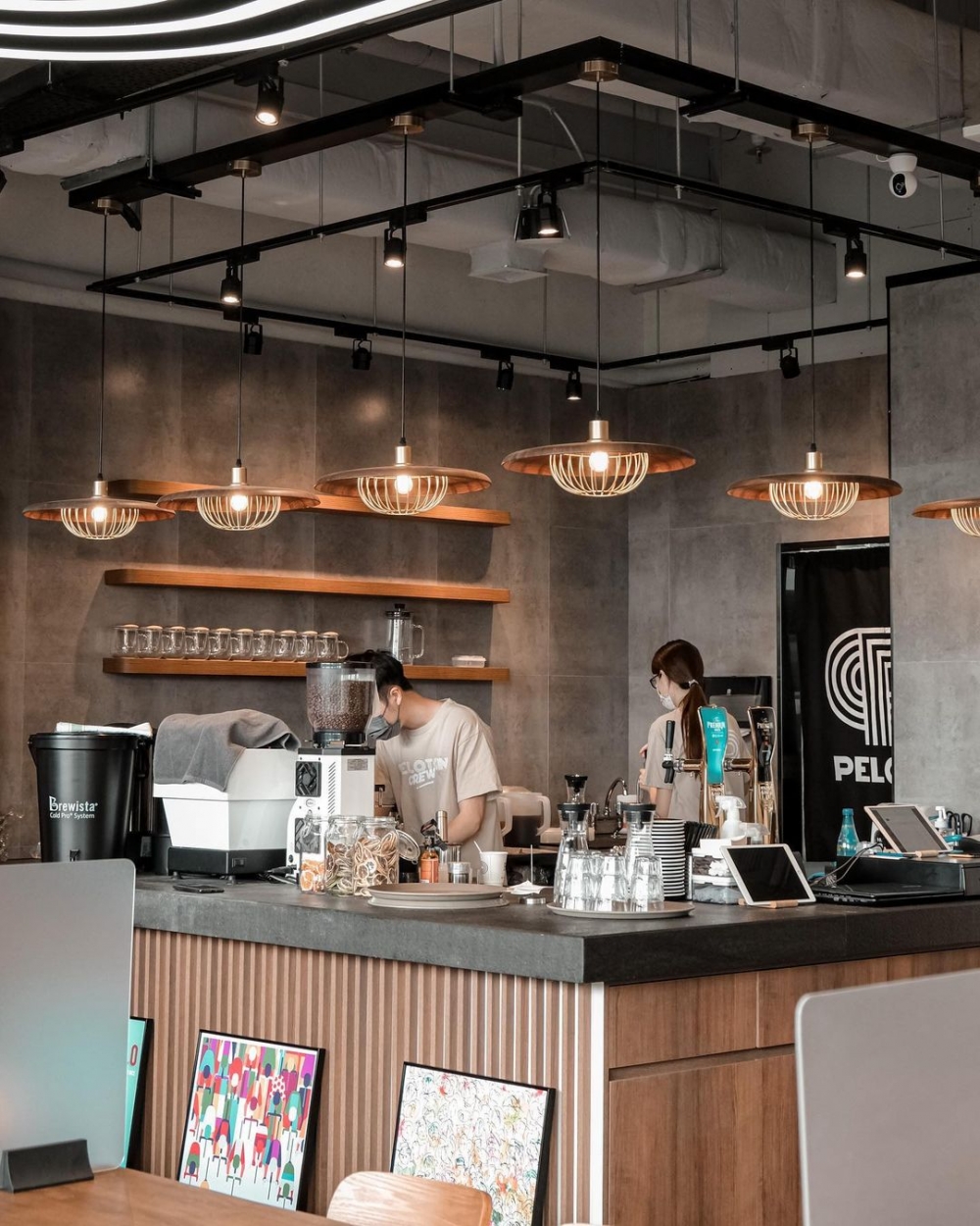 木製的吧台與桌子，增添了幾分愜意的氛圍。