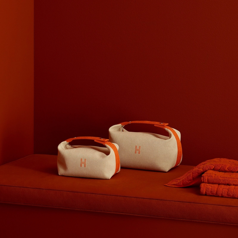 Hermès Bride-A-Brace Case洋溢著美妙色調。