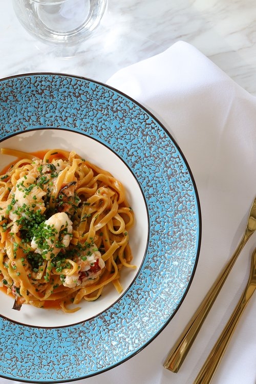 ，以飽滿鮮甜的波士頓龍蝦融入扁意粉。